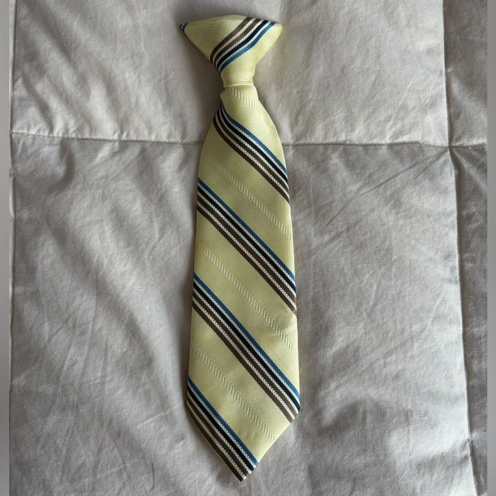 ⭐️ Toddler Clip On Tie
